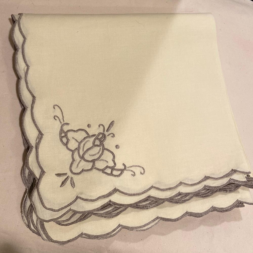 🌺 Vintage dinner napkins lot of 10 flower embroidery 16 “ square NEW